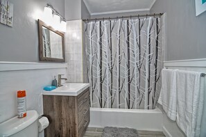 Ensemble baignoire-douche, séchoir à cheveux, serviettes fournies, savon