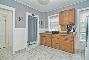 冷蔵庫、電子レンジ、オーブン、コンロ