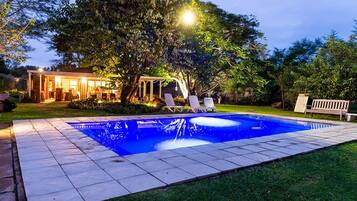 Kolam renang terbuka