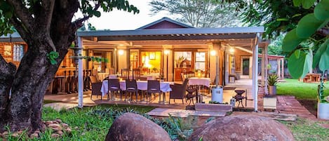 Breakfast, lunch, dinner served; local and international cuisine