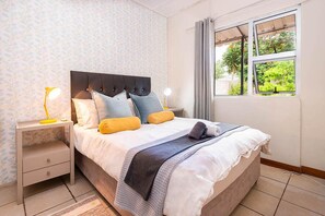 Minibar, coffres-forts dans les chambres, bureau