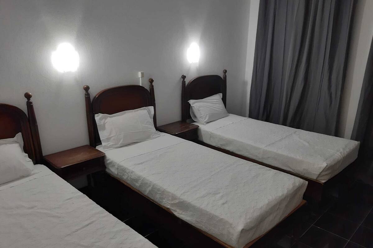 Een bureau, een laptopwerkplek, beddengoed