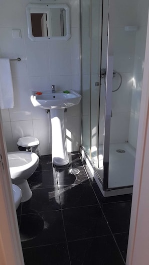 Shower, free toiletries, towels