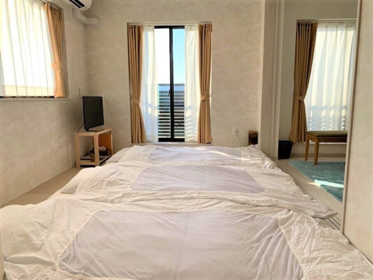 2 bedrooms, down comforters, laptop workspace, blackout drapes