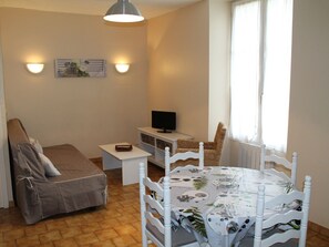 Interior - Bright T2 Apartment in La Roche-Posay Center with Wi-Fi and Washer (La Roche-Posay)