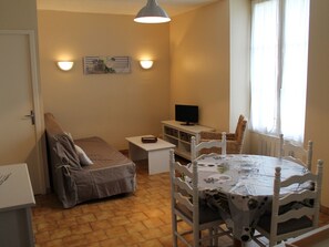 Interior - Bright T2 Apartment in La Roche-Posay Center with Wi-Fi and Washer (La Roche-Posay)