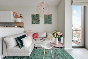 Appartement, 1 slaapkamer, niet-roken, uitzicht op de stad | Woonruimte | Flatscreentelevisie