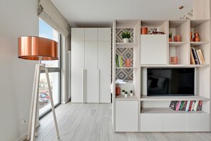 Apartment, 1 Schlafzimmer, Nichtraucher, Stadtblick | Wohnbereich | Flachbildfernseher