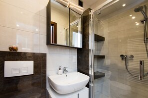 Comfort Apartment | Bathroom | Shower, free toiletries, hair dryer, towels - KrakowRentals - Vanilla 2 Apartment (Kraków)