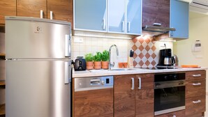 Apartment | Private kitchen | Coffee/tea maker, full-size fridge, microwave, oven - Vanilla 3 Apartment (Kraków)