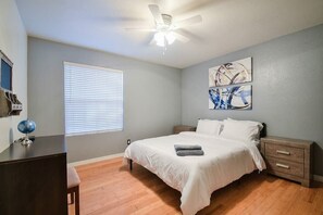 4 bedrooms, laptop workspace, iron/ironing board, WiFi - Tidy & Spotless Huge Paradise House - Private Pool & BBQ (Scottsdale)