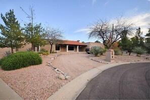 Exterior - Tidy & Spotless Huge Paradise House - Private Pool & BBQ (Scottsdale)