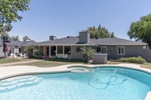 Een buitenzwembad, een verwarmd zwembad