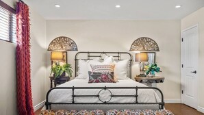4 bedrooms, laptop workspace, iron/ironing board, bed sheets