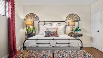 4 kamar tidur, ruang kerja ramah laptop, dan setrika/meja setrika