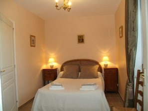5 bedrooms, free WiFi, bed sheets