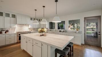 Rumah (6 Bedrooms) | Dapur pribadi | Lemari es besar, microwave, oven, dan kompor