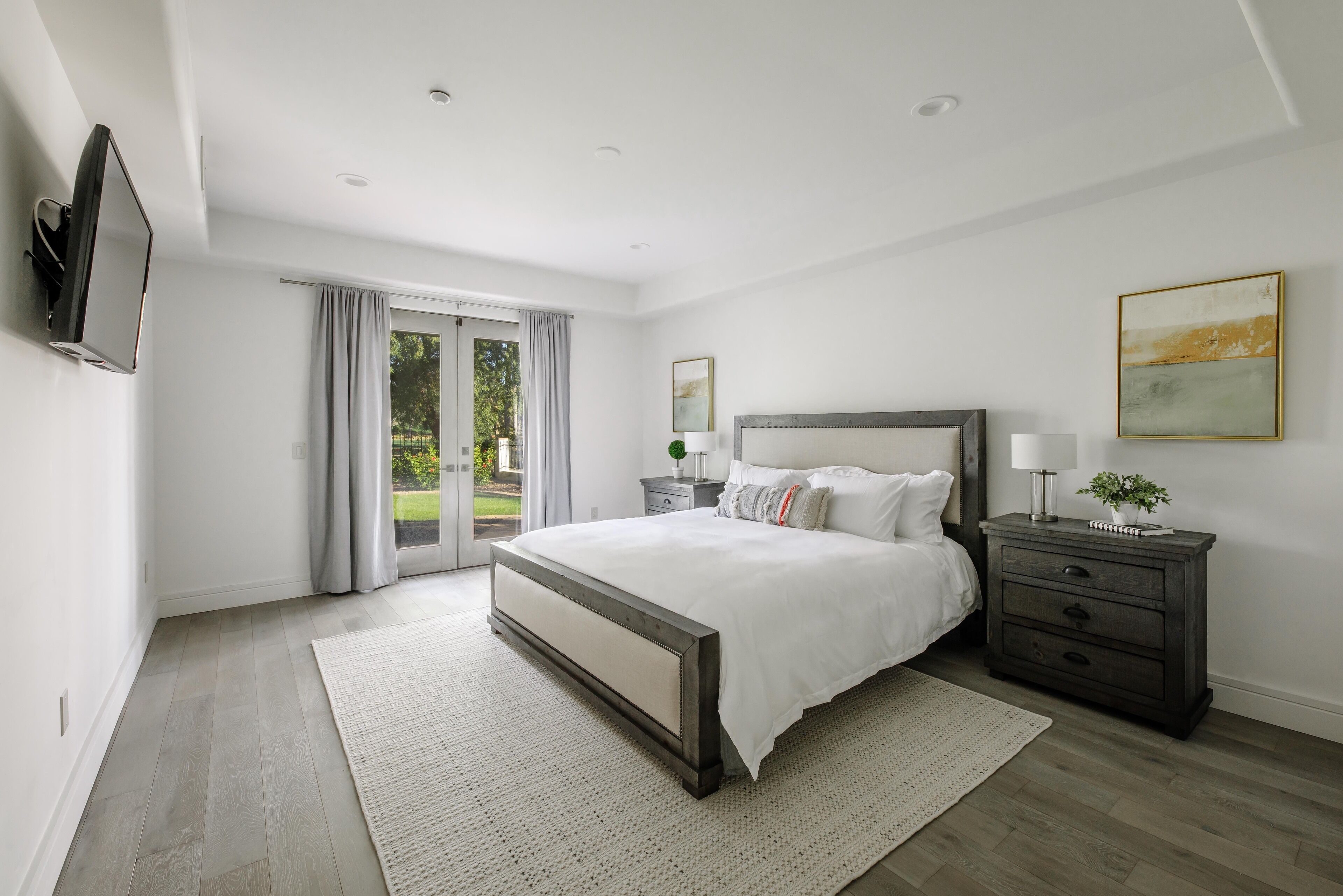 6 bedrooms, individually decorated, individually furnished, desk