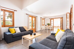 TV, DVD player - Elena (Cala´n Blanes)