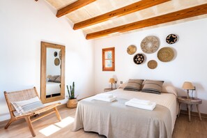 4 bedrooms, in-room safe, iron/ironing board, free WiFi - Elena (Cala´n Blanes)