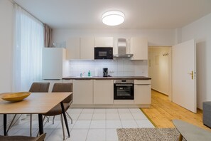 ثلاجة، ميكروويف، موقد طهي مسطح، غسالة أطباق