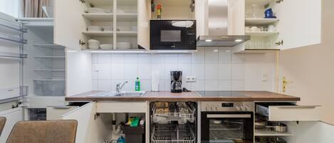 Køleskab, mikrobølgeovn, kogeplade, opvaskemaskine