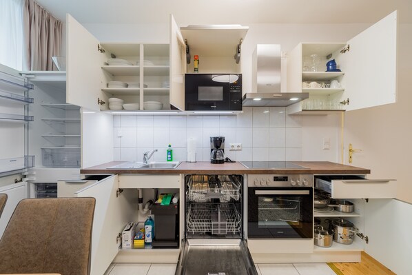 ثلاجة، ميكروويف، موقد طهي مسطح، غسالة أطباق