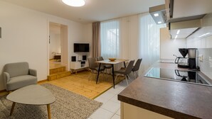 Eine moderne Wohnung mit Essbereich, Küche und Wohnzimmer.