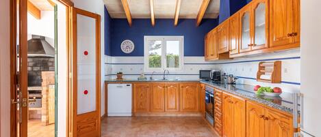 ثلاجة، ميكروويف، فرن، موقد طهي مسطح