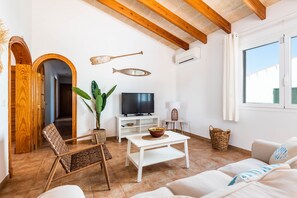 Fernseher, DVD-Player, Tischtennisplatte