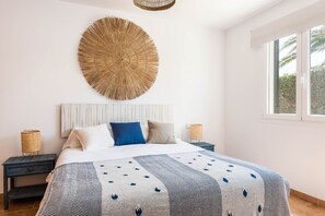 3 chambres, coffre-fort, fer et planche Ă repasser
