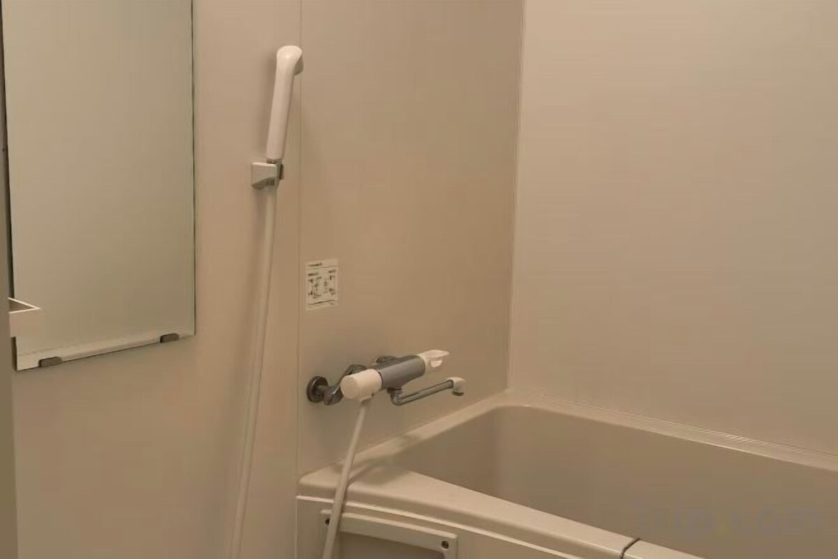 Baño | Bañera y ducha independientes y artículos de higiene personal gratuitos