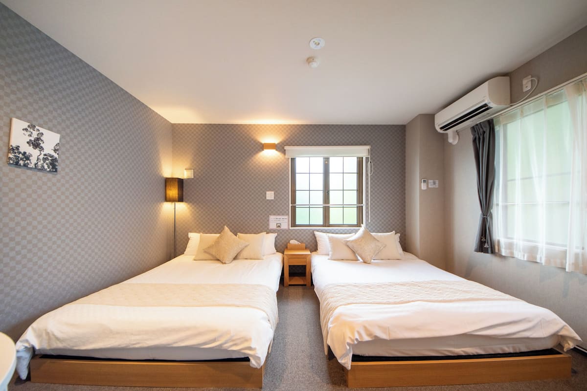 Twin Room 302 | Free WiFi, bed sheets