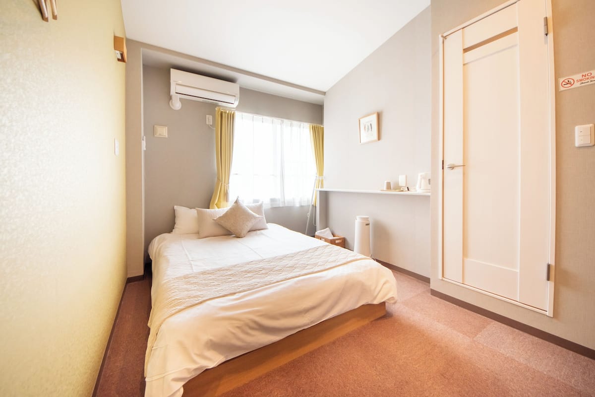 Double Room 402 | Free WiFi, bed sheets