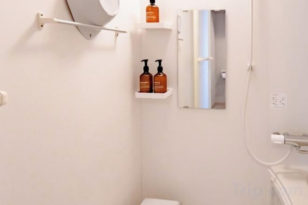 Baño | Bañera y ducha independientes y artículos de higiene personal gratuitos