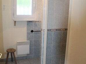 Hair dryer - Cozy 3-Bed Home Near St Roch Thermal Baths, Fully Equipped, Sleeps 9 (La Roche-Posay)