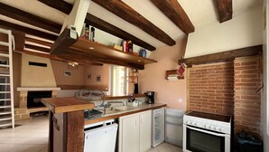 Fridge, microwave, oven, dishwasher - Charming Cottage 6km from La Roche-Posay - Terrace, Garden, Baby Equipment, Pet Friendly, Wifi (La Roche-Posay)