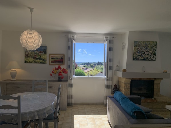Interior - Cozy House with Garden near Thermes du Connétable - 2 BR, Fully Equipped, WiFi, Sleeps 4 (La Roche-Posay)