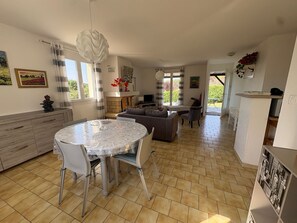 Dining - Cozy House with Garden near Thermes du Connétable - 2 BR, Fully Equipped, WiFi, Sleeps 4 (La Roche-Posay)