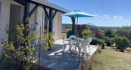 Cozy House with Garden near Thermes du Connétable - 2 BR, Fully Equipped, WiFi, Sleeps 4