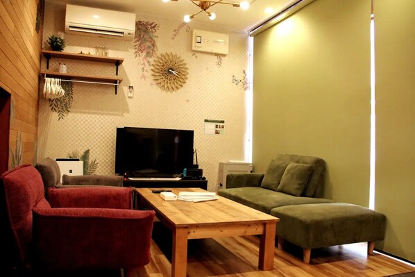 Basic Condo | Living area