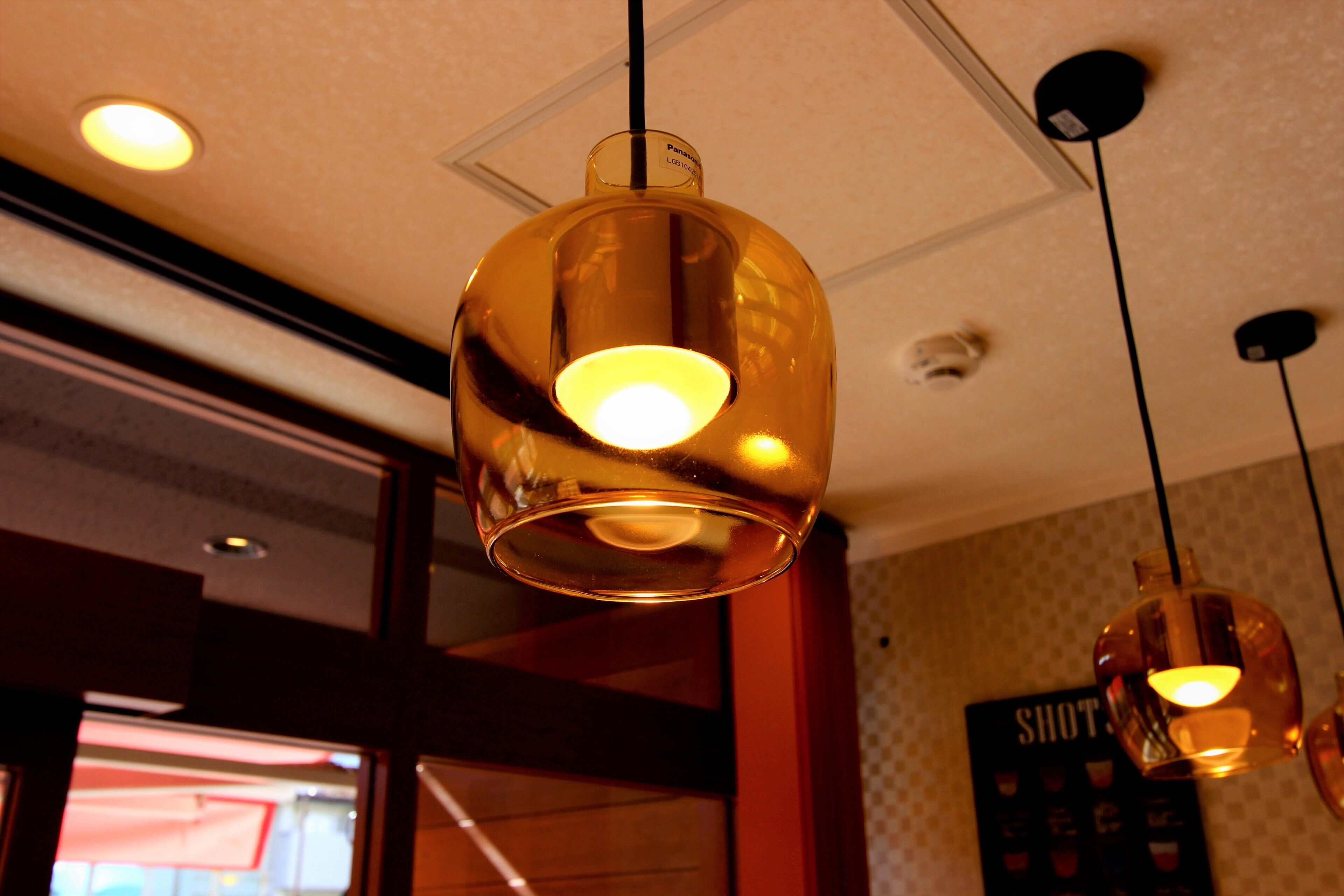 Un plafond orné de plusieurs suspensions sphériques.
