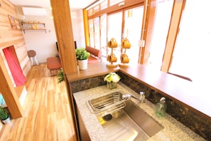 Basic Condo | Private kitchenette | Fridge, microwave, stovetop, electric kettle - rakuna Inn 河~oshiage (Tokyo)