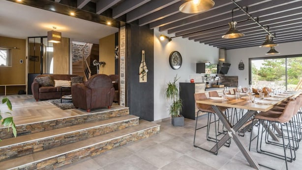 Ein modernes Interieur mit Essbereich, Küche und Wohnbereich.