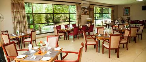 Se sirven desayunos, almuerzos y cenas; cocina local e internacional