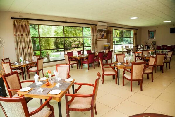 Breakfast, lunch, dinner served; local and international cuisine 