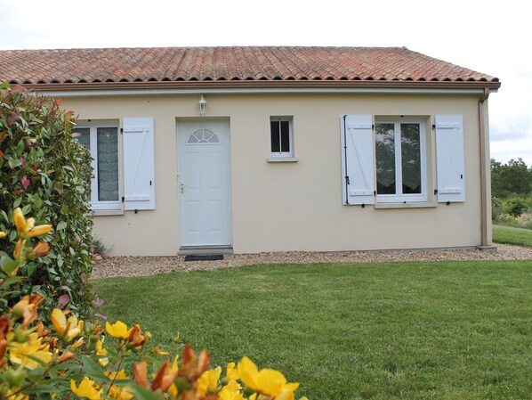 Exterior detail - Charming House Near Connétable Spa, Garden, 2 Bedrooms, Modern Amenities (La Roche-Posay)