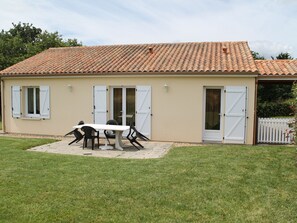 Outdoor dining - Charming House Near Connétable Spa, Garden, 2 Bedrooms, Modern Amenities (La Roche-Posay)