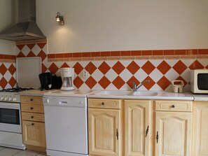 Fridge, microwave, oven, stovetop - Charming House Near Connétable Spa, Garden, 2 Bedrooms, Modern Amenities (La Roche-Posay)