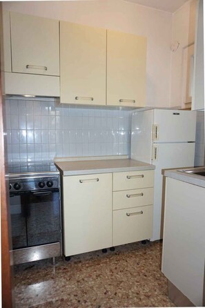 冷蔵庫、電子レンジ、コンロ